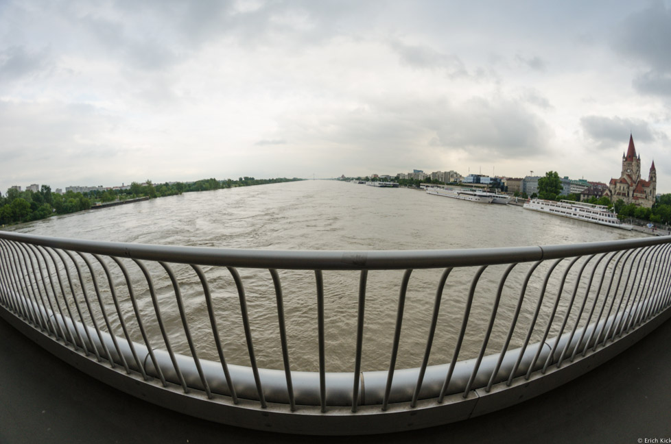 Blick Reichsbrücke stromabwärts