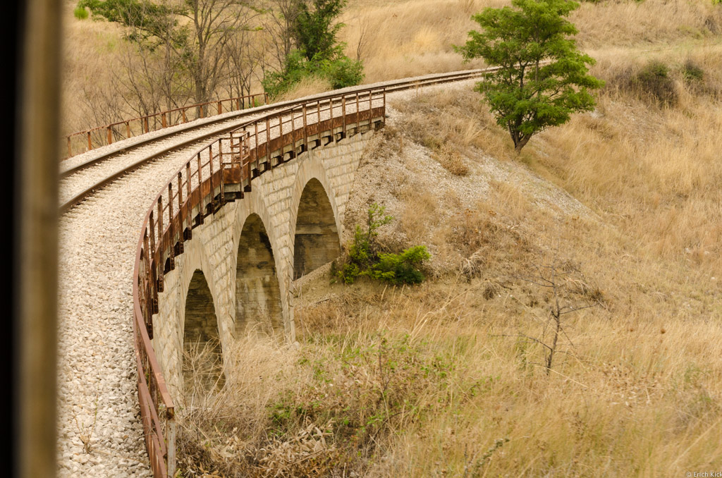 Eisenbahnbrücke vor Gravina