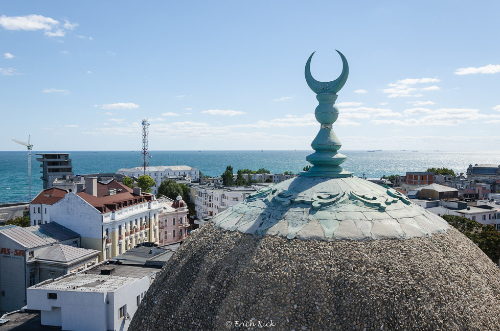 Blick auf die Kuppel der Moschee und das Schwarze Meer