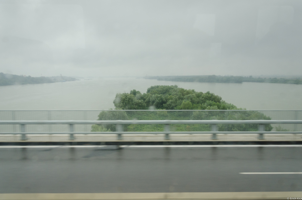 auf der Donaubrücke