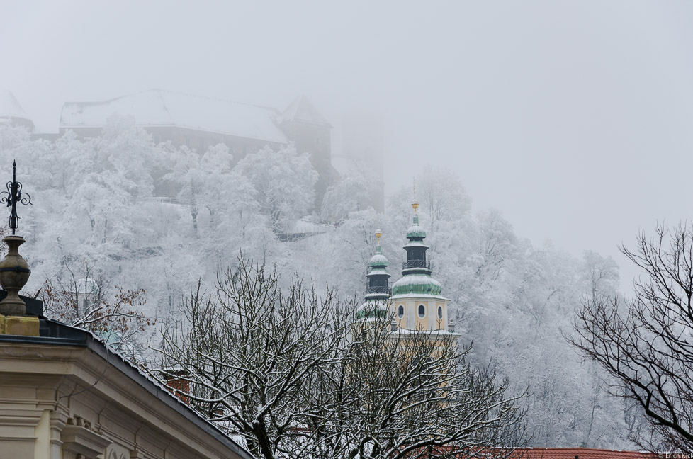 Burg Ljubljana im Nebel und Schneefall