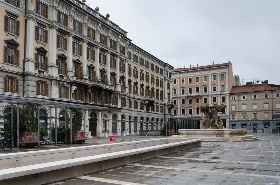 Piazza V. Veneto mit Fontana dei Tritoni