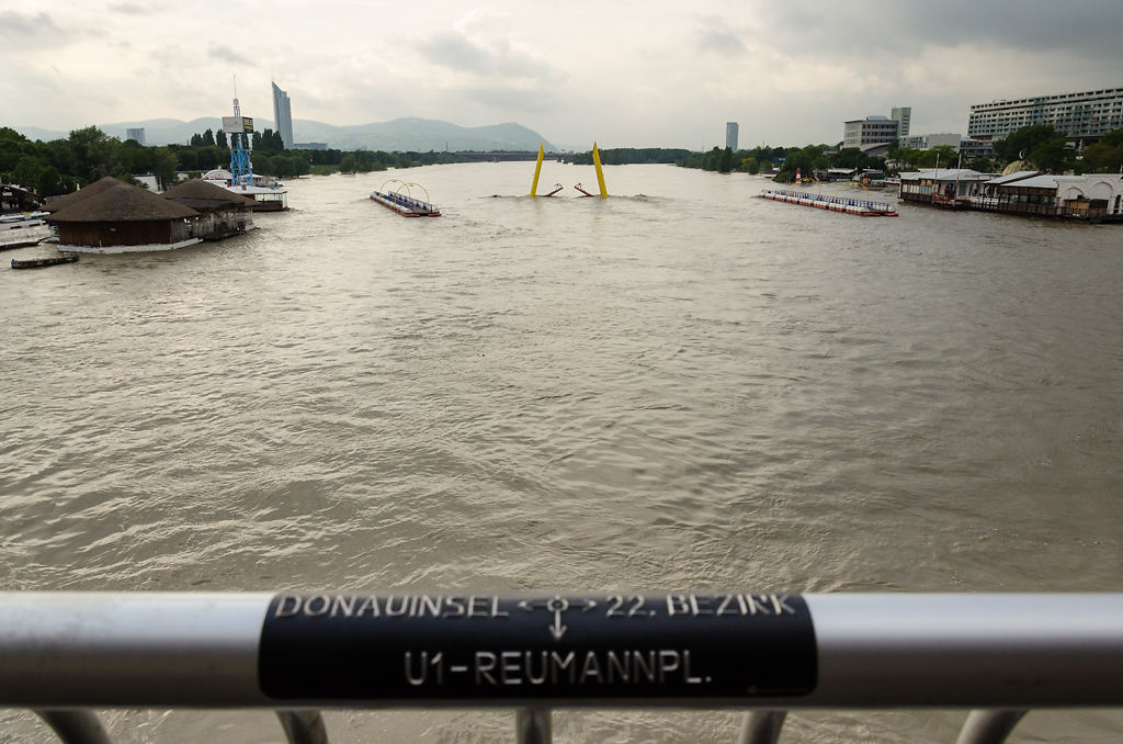 Blick stromaufwärts Fußgängerbrücke