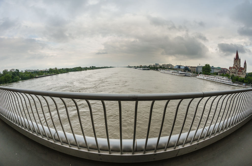 Blick Reichsbrücke stromabwärts