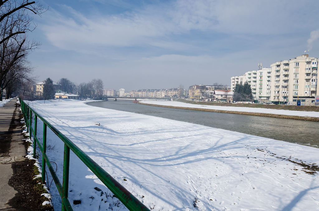 Fluss Željeznica in Ilidža bei Sonnenschein