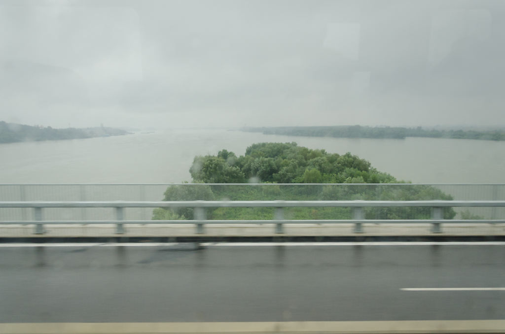 auf der Donaubrücke