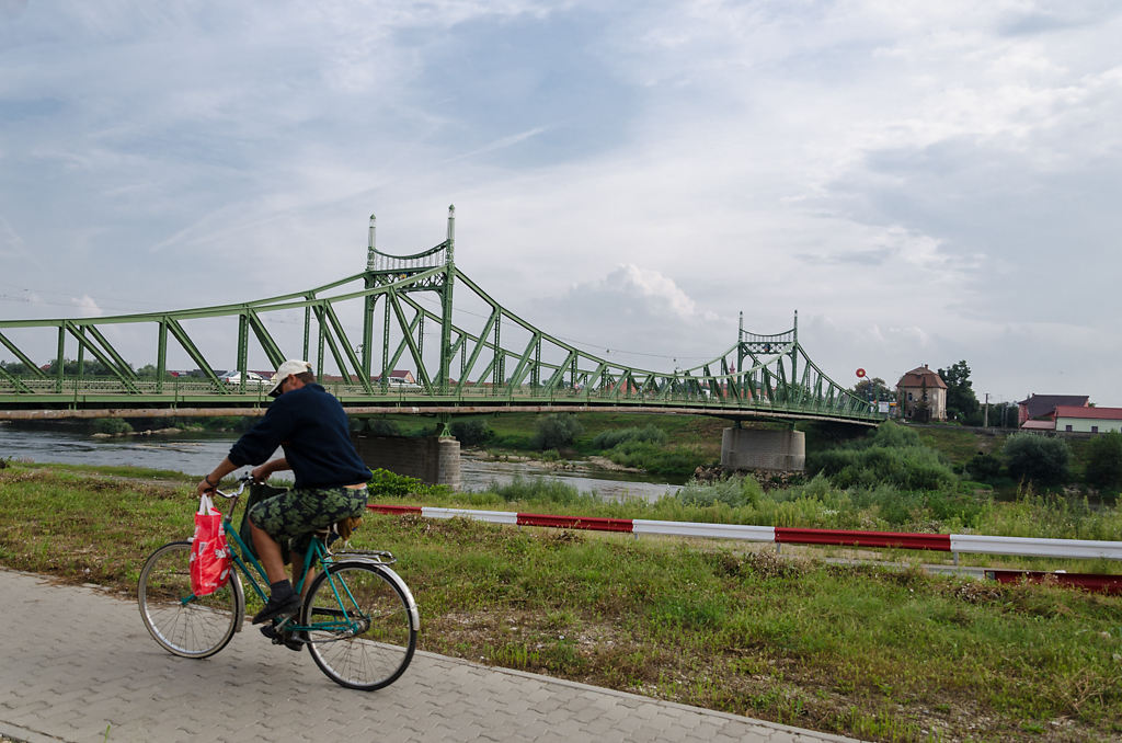 Traian Brücke mit Radfahrer
