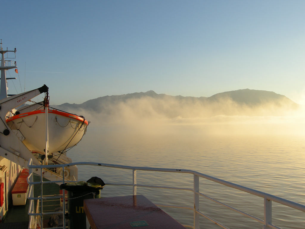 Die Küste taucht aus dem Nebel