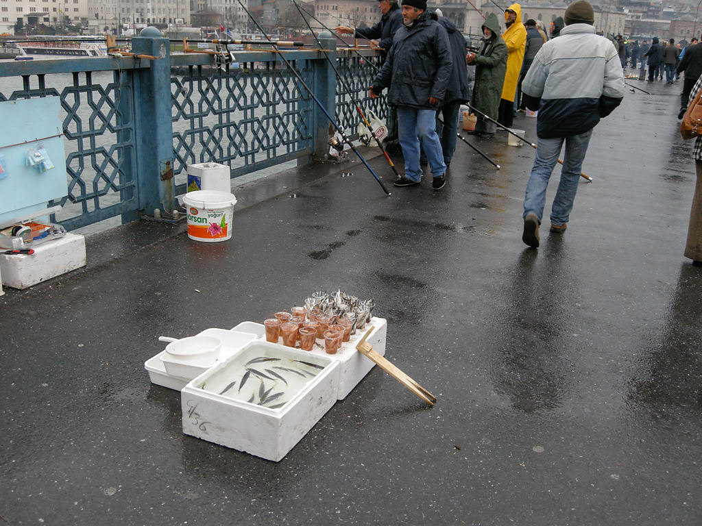 Köder auf der Galata-Brücke