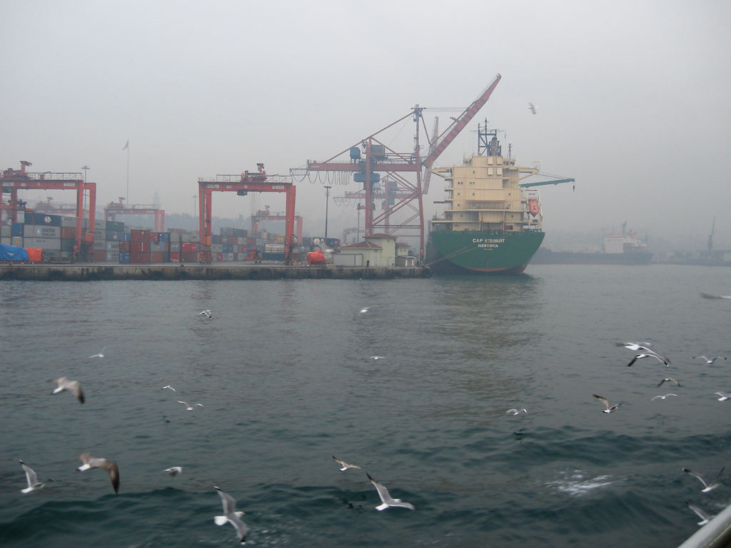 Containerhafen bei der Fahrt nach Haydarpaşa