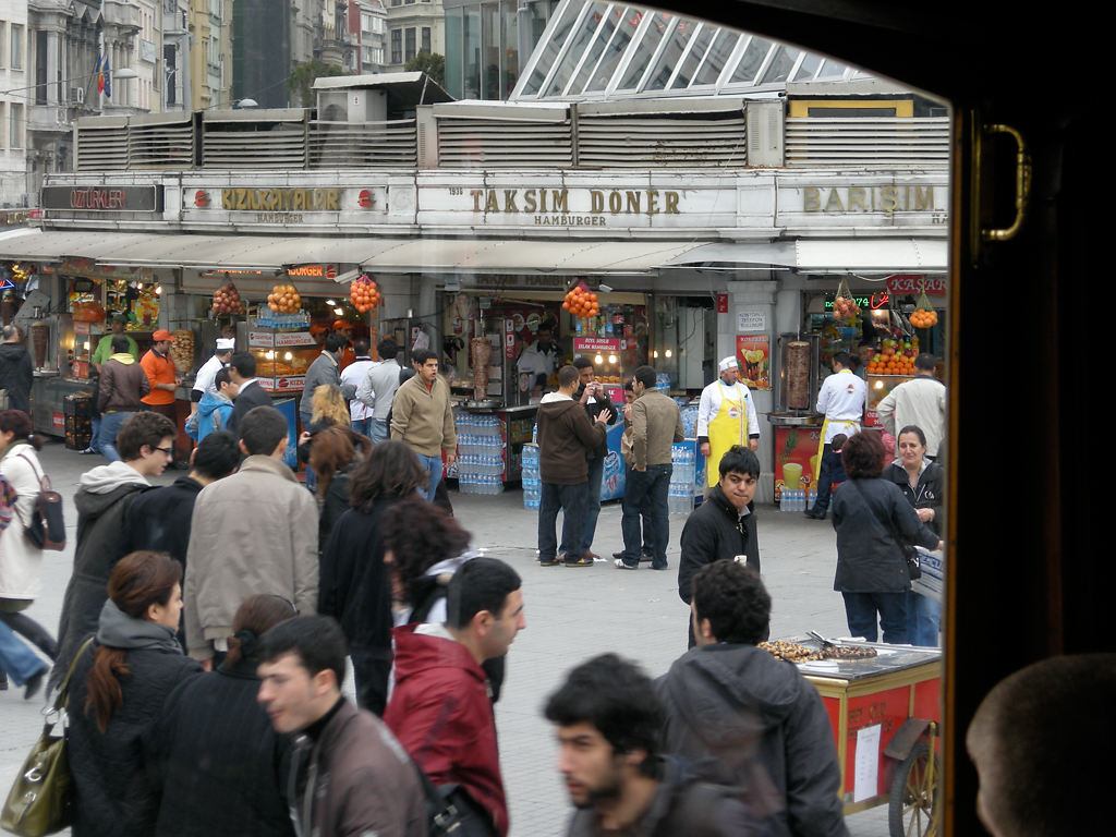 Blick aus der Nostalgie Tram am Taksim