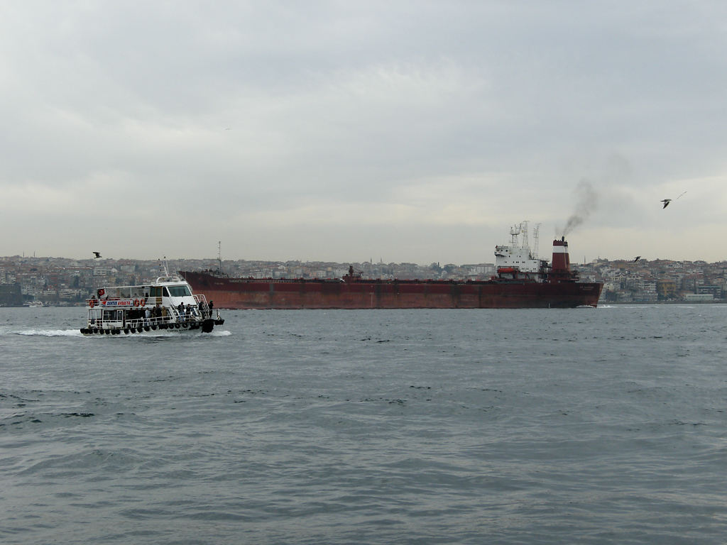 Frachter St. George mit Ausflugsboot