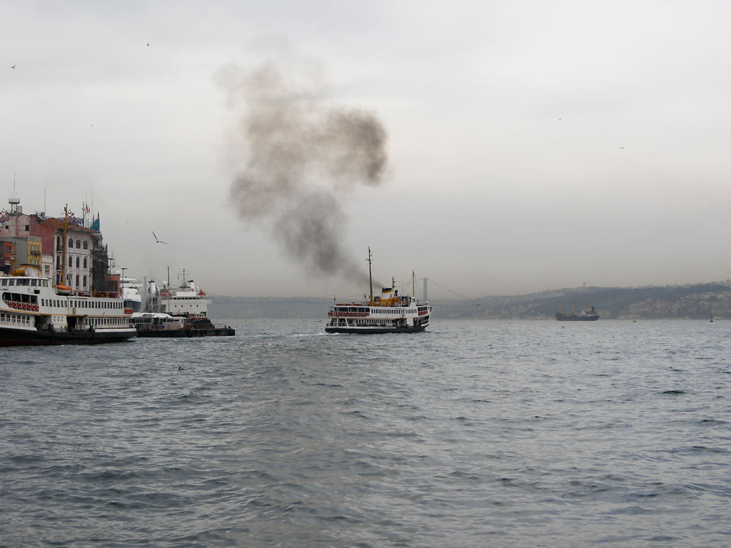 Ablegende Bosporus-Fähre