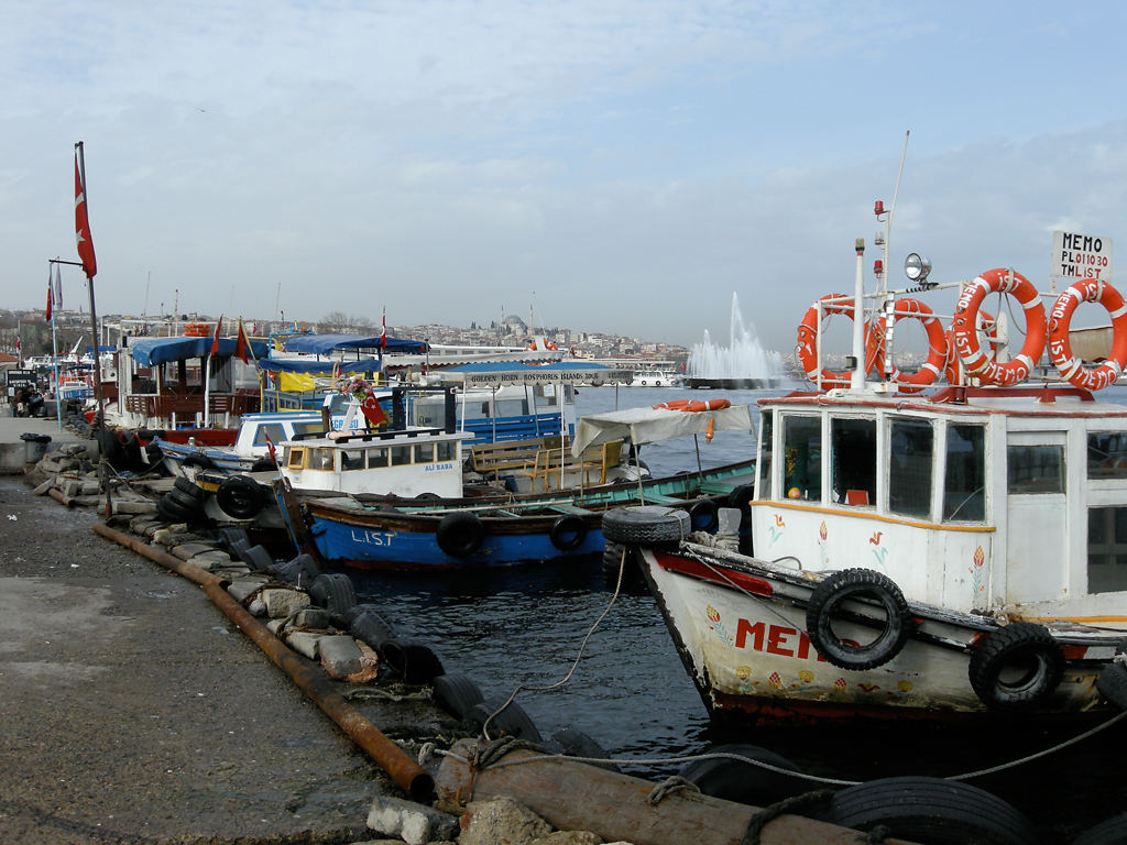 Boote am Eminönü Pier