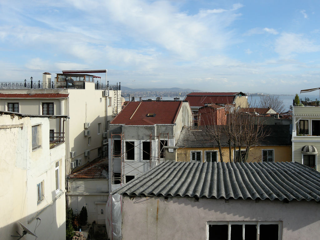 Wohnhäuser in Sultanahmet mit Blick aufs Marmara-Meer