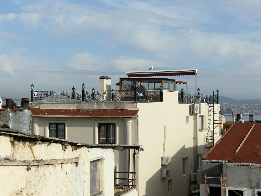 Wohnhäuser in Sultanahmet mit Blick aufs Marmara-Meer