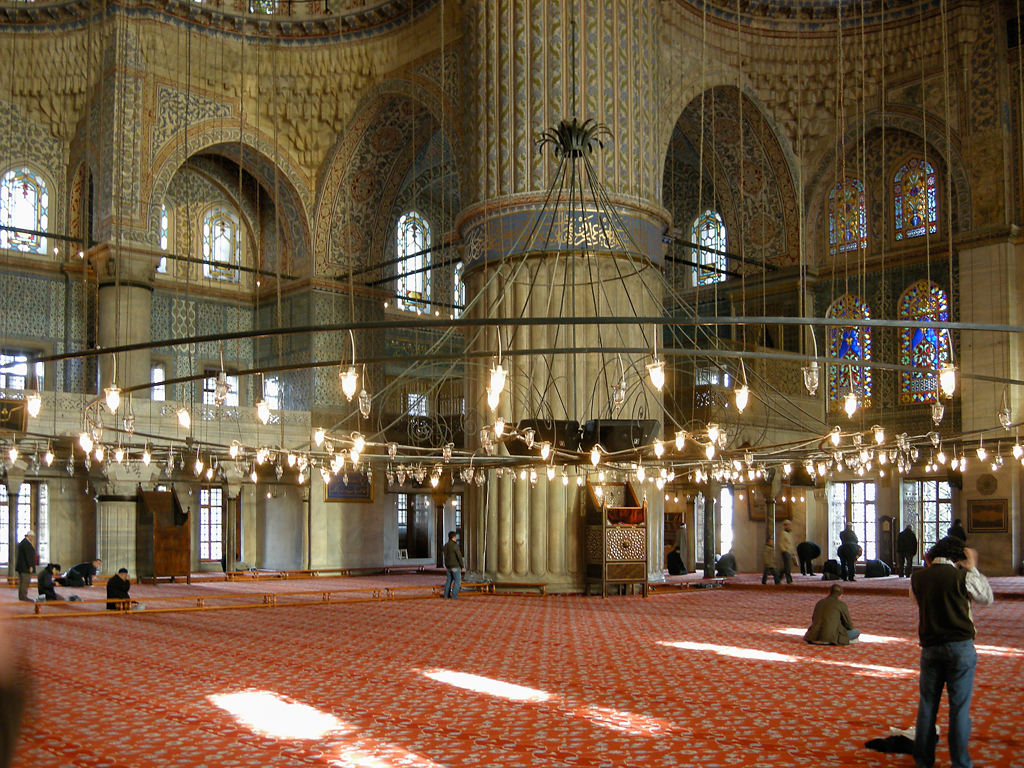 Der große Leuchter in der Sultanahmet Camii