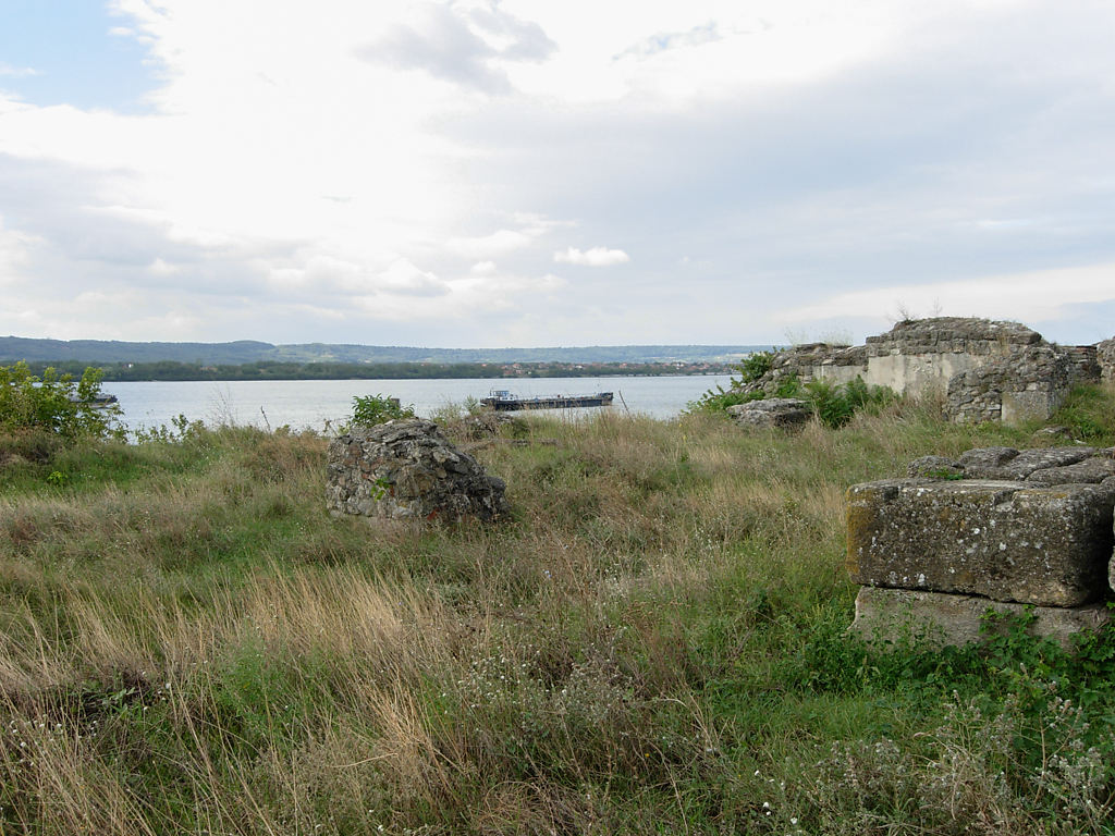 Blick auf die Donau über die Ruinen der Trajansbrücke