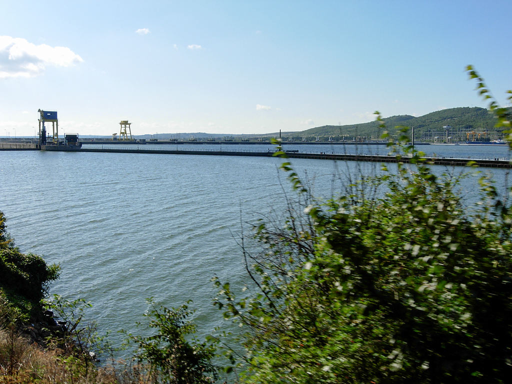 Stausee kurz nach der Staumauer