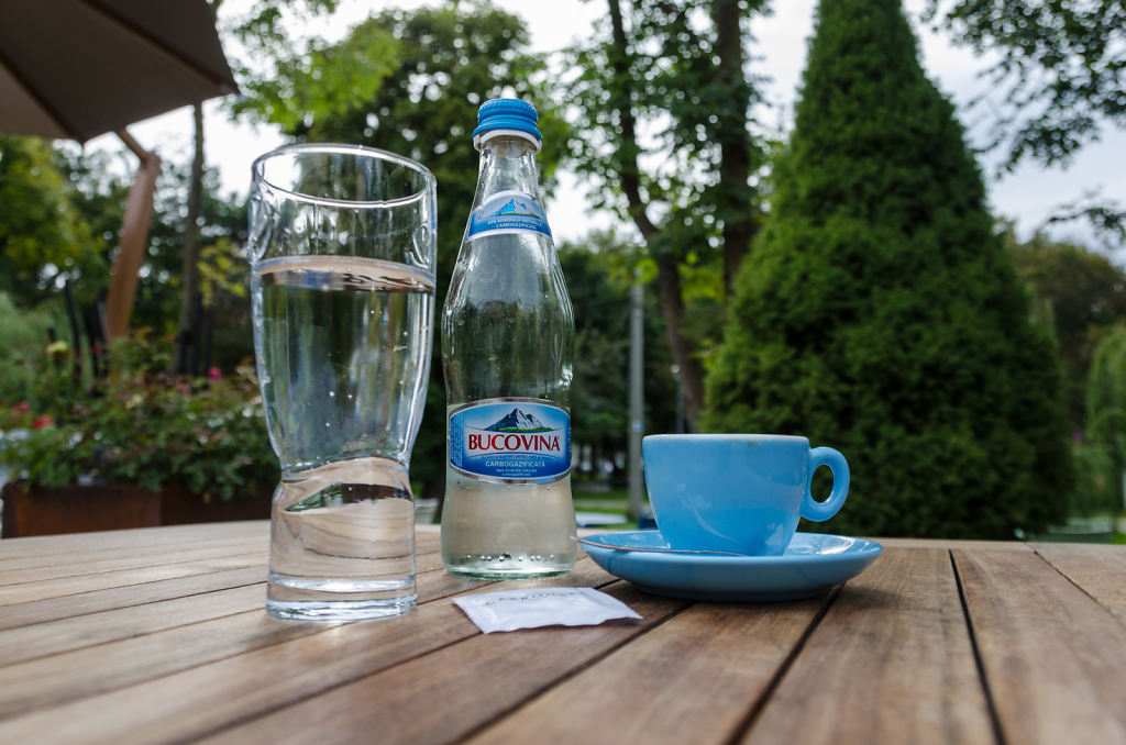 Mineralwasser und Kaffee