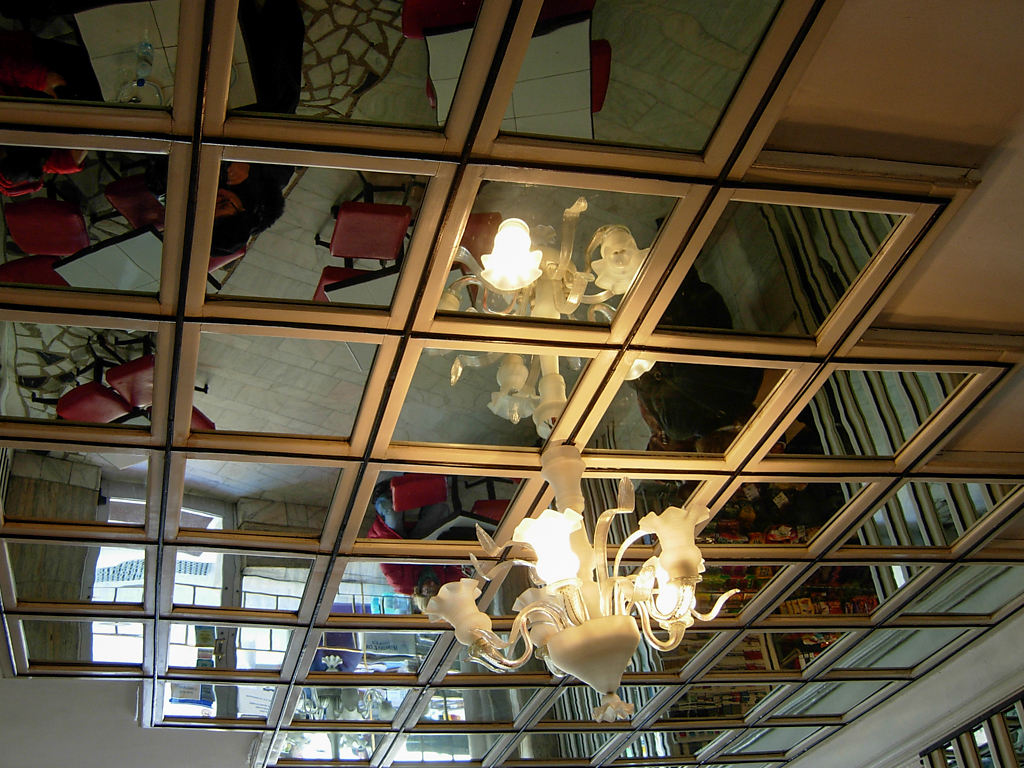 Spiegel an der Decke in der Cofetari