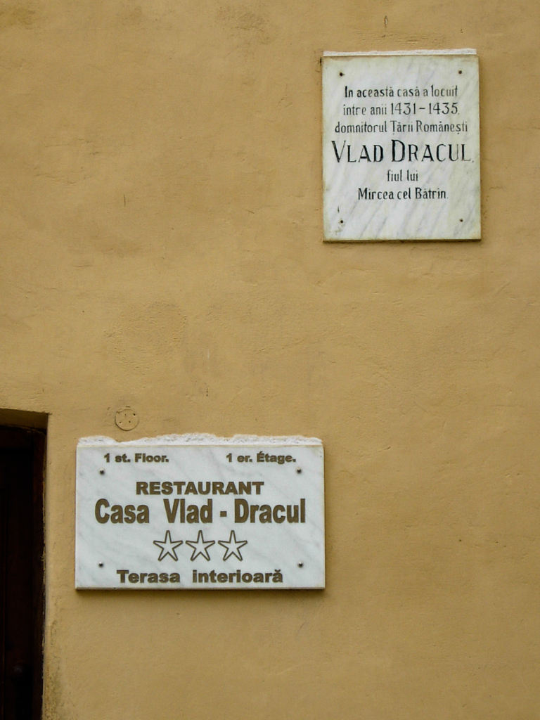 Schilder am Vlad Dracul (Țepeș) Haus