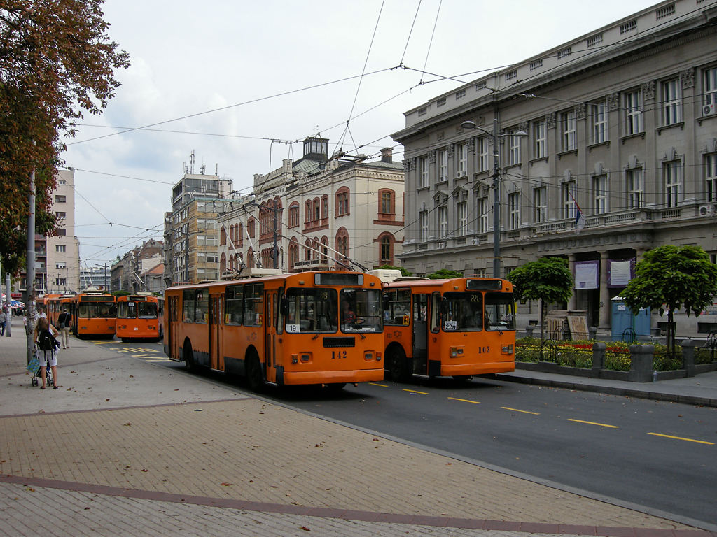alte Trolley-Busse vor dem Kapitän-Miša-Bau