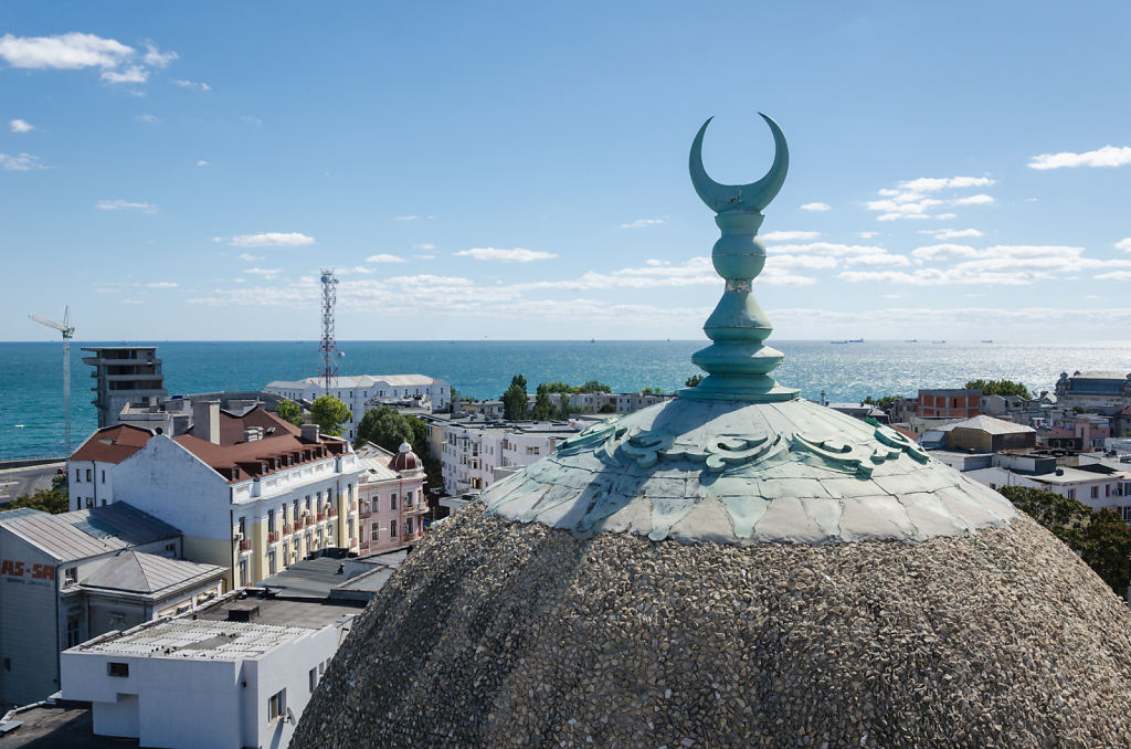 Blick auf die Kuppel der Moschee und das Schwarze Meer