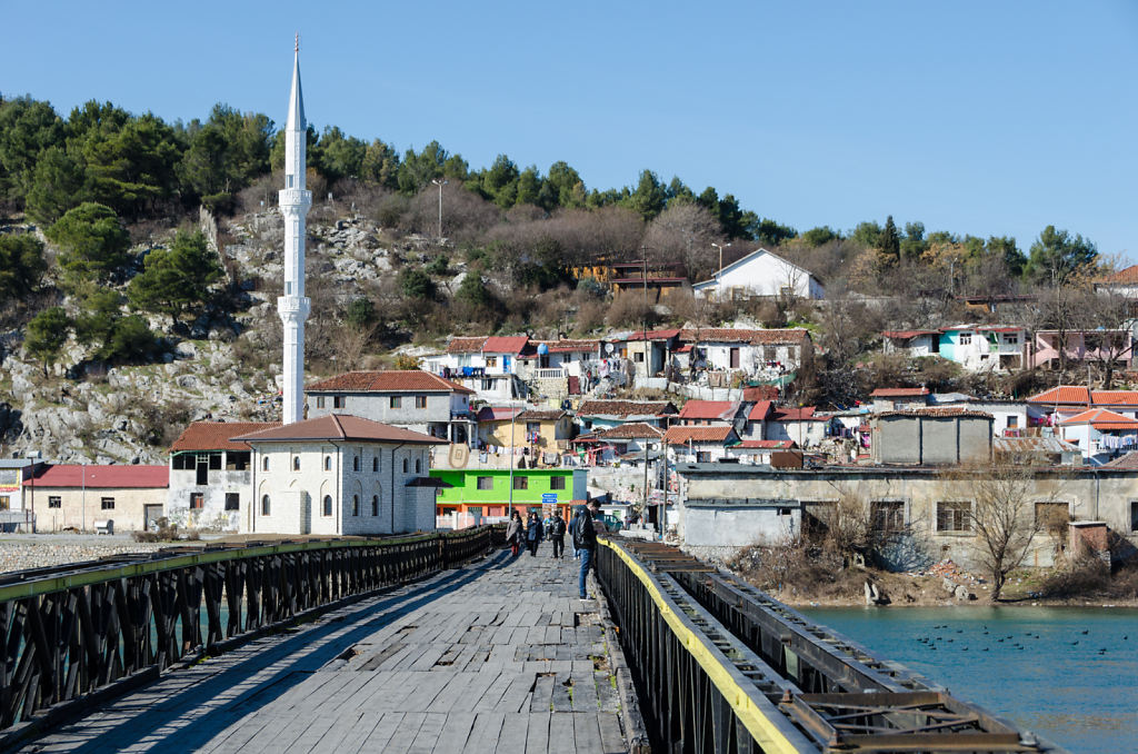 Siedlung hinter der Buna-Brücke