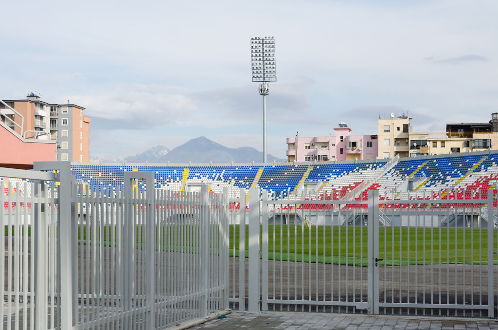 Tribüne im Vllaznia Stadion