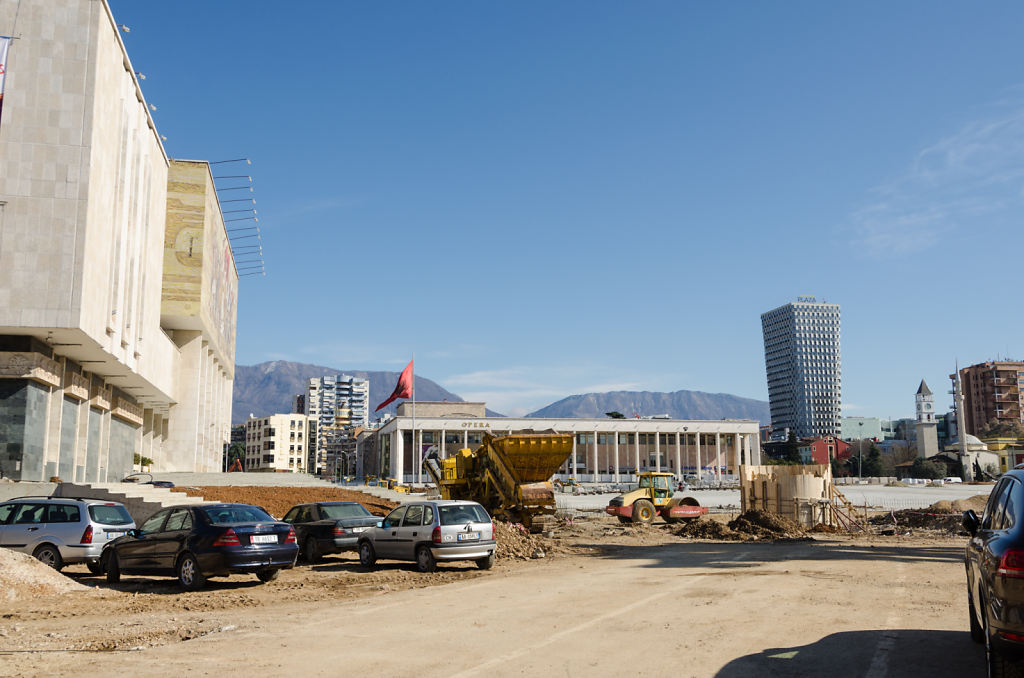 Baustellenblick mit Oper, Hotel Plaza und Uhrturm