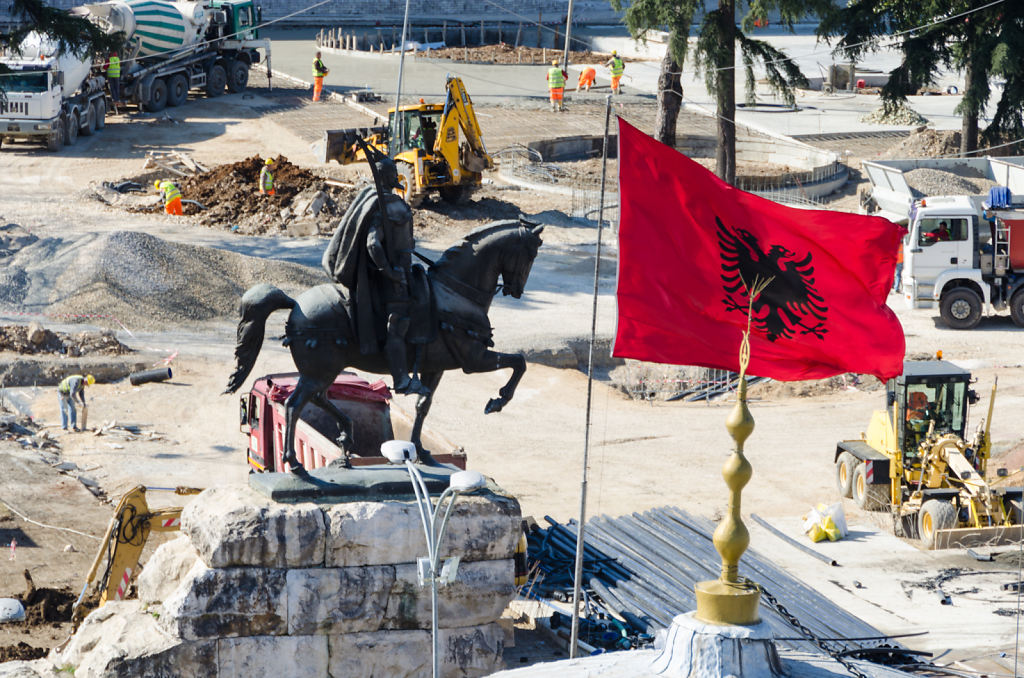 Blick auf Skenderbej Statue