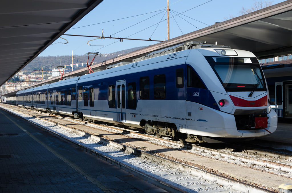 Lokalzug nach Udine am Bahnhof Triest