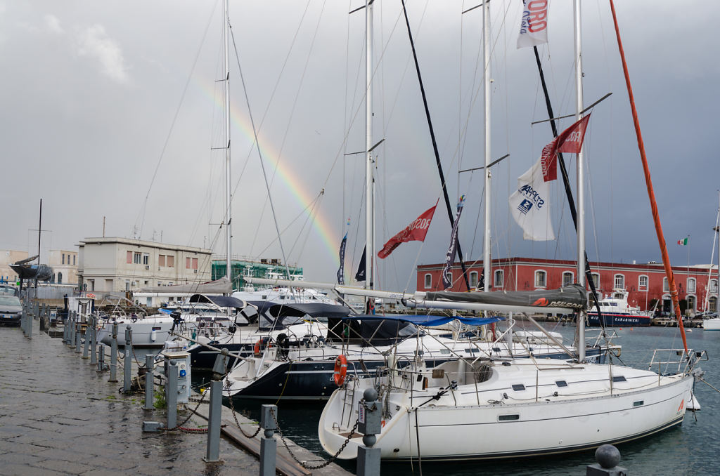 Regenbogen am Porto di Napoli
