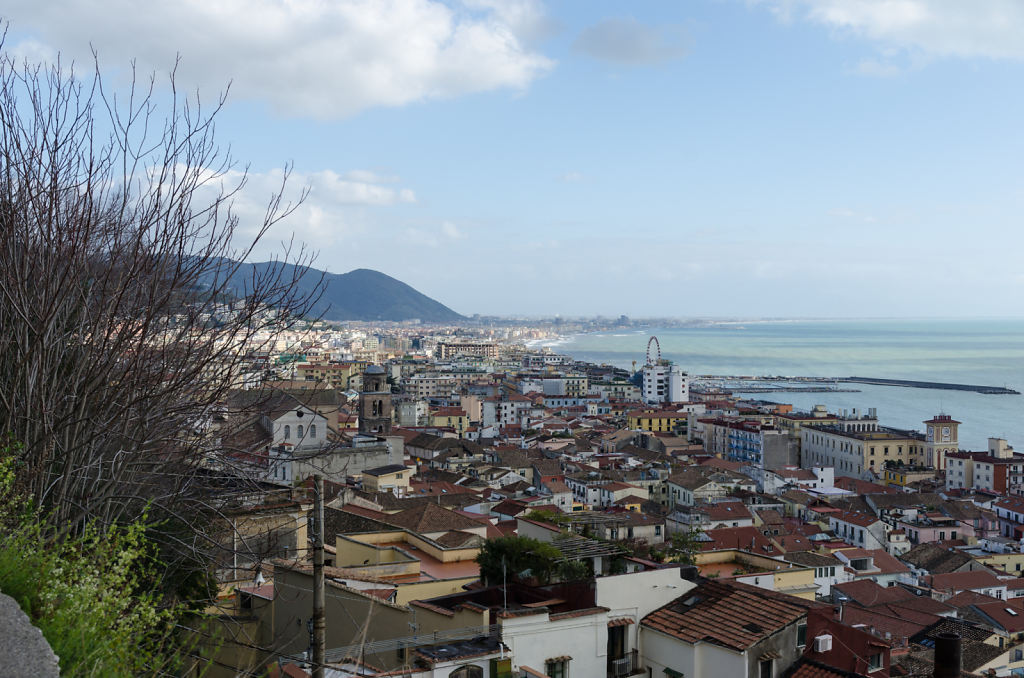 Blick auf Salerno mit Dom (links)