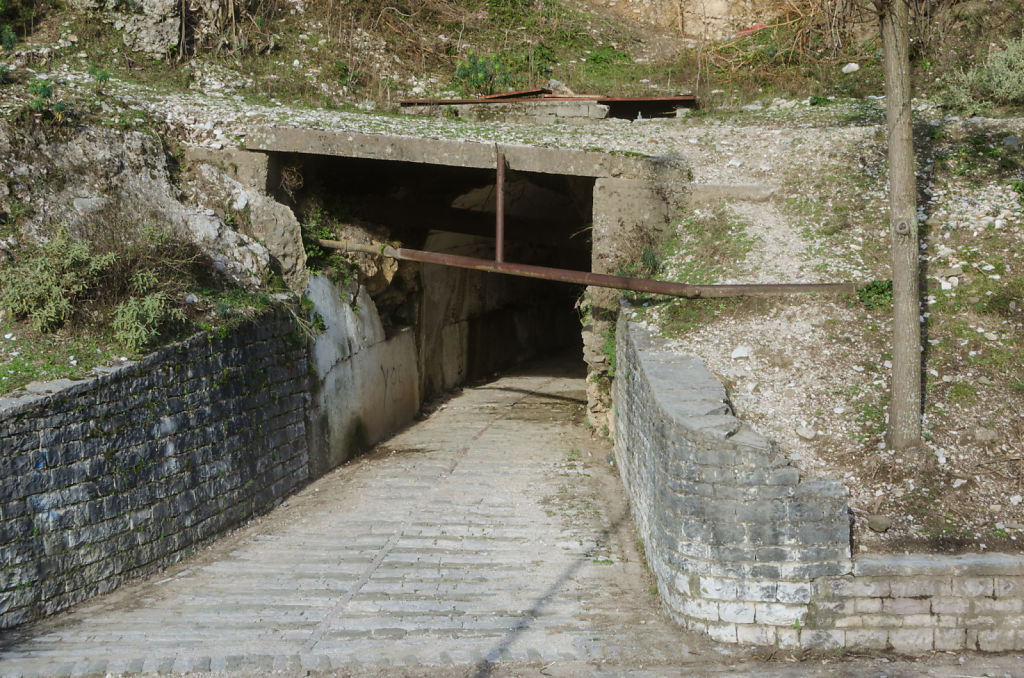 Tunnelausgang unter der Burg