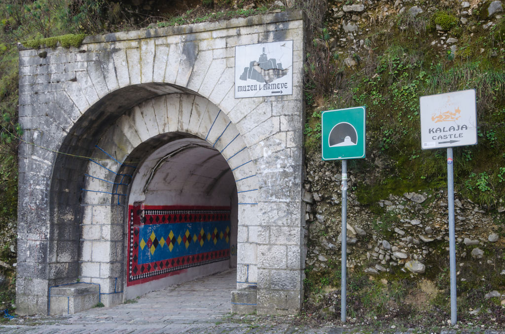 Tunneleingang unter der Burg