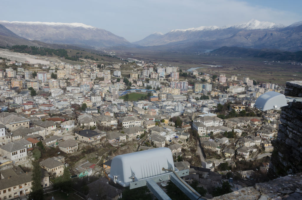 Blick auf die Stadt und Drino Tal