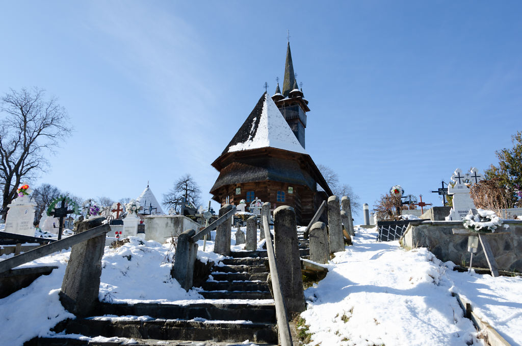 Holzkirche und Friedhof